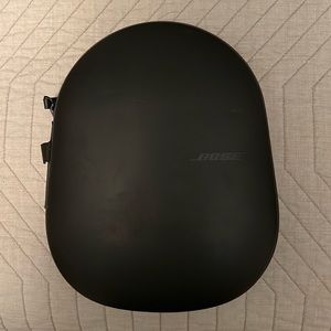BOSE Quiet Comfort 700 Noise cancelling headphones and charging case
